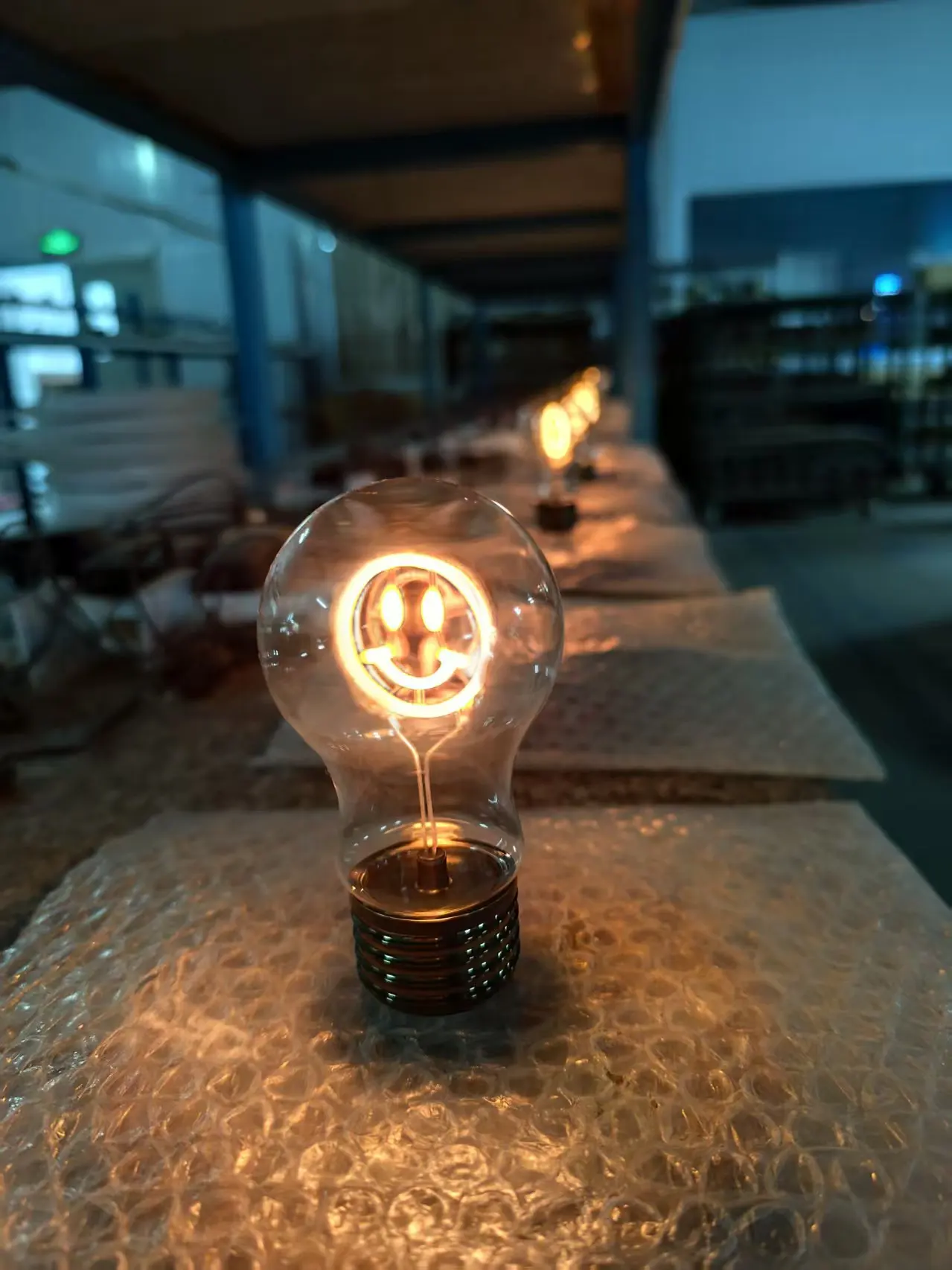 New Floating Light Bulb Factory Price Magnetic Levitating Light Bulb Hot Selling Smile Shape Floating Bulb - Image 4